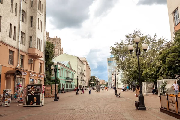 MOSCÚ, RUSIA - 27 DE JULIO DE 2020: Calle Arbat - una de las principales atracciones turísticas de Moscú, llena de tiendas y restaurantes. — Foto de Stock