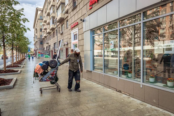 MOSCOW, Rusya - 27 Temmuz 2020: Sokakta yürüyen evsiz adam.
