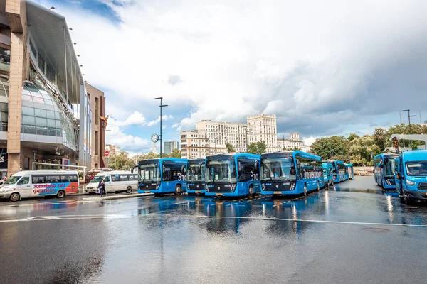 MOSKAU, RUSSLAND - 27. JULI 2020: Öko-Busstation in Moskau am Kiewer Bahnhof. lizenzfreie Stockfotos