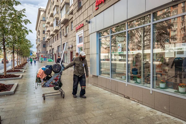 MOSKAU, RUSSLAND - 27. JULI 2020: Obdachloser läuft die Straße entlang. Stockbild