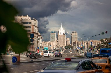 MOSCOW, RUSSIA - 27 Temmuz 2020: Moskova trafiği, şehir merkezi.