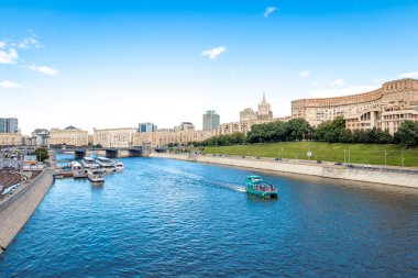 MOSCOW, RUSSIA - 27 Temmuz 2020: Berezhkovskaya seti, köprüden görüş. Güzel manzara.