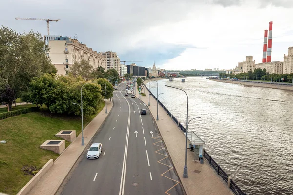 MOSCÚ, RUSIA - 27 DE JULIO DE 2020: Berezhkovskaya terraplén, vista desde el puente. Hermosa vista. — Foto de Stock