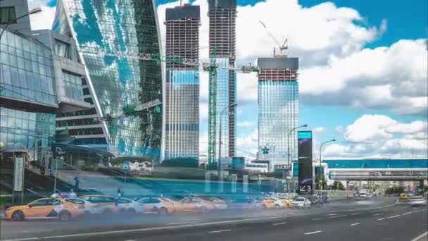 莫斯科，俄克拉荷马州- 2020年8月17日：蓝天摩天大楼背景下的交通，白天的时间间隔视频. — 图库视频影像