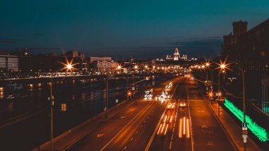 Gece trafiği hızlandırılmış fotoğrafçılık, şehir manzarası.