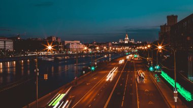 Gece trafiği hızlandırılmış fotoğrafçılık, şehir manzarası.