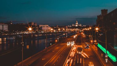 Gece trafiği hızlandırılmış fotoğrafçılık, şehir manzarası.