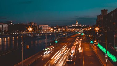 Gece trafiği hızlandırılmış fotoğrafçılık, şehir manzarası.