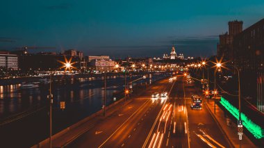 Gece trafiği hızlandırılmış fotoğrafçılık, şehir manzarası.