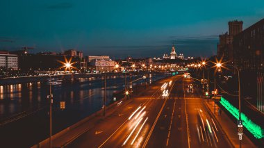 Gece trafiği hızlandırılmış fotoğrafçılık, şehir manzarası.