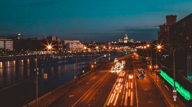 Gece trafiği hızlandırılmış fotoğrafçılık, şehir manzarası.