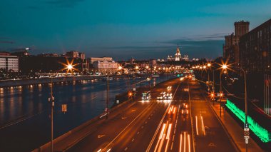 Gece trafiği hızlandırılmış fotoğrafçılık, şehir manzarası.