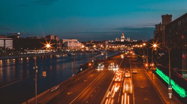 Gece trafiği hızlandırılmış fotoğrafçılık, şehir manzarası.