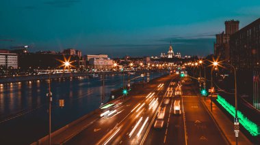 Gece trafiği hızlandırılmış fotoğrafçılık, şehir manzarası.