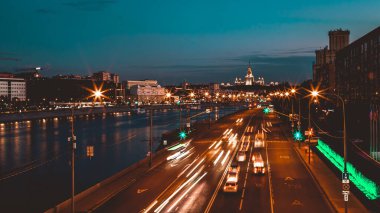 Gece trafiği hızlandırılmış fotoğrafçılık, şehir manzarası.
