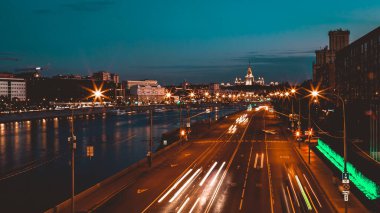 Gece trafiği hızlandırılmış fotoğrafçılık, şehir manzarası.