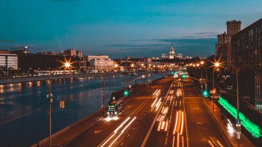 Gece trafiği hızlandırılmış fotoğrafçılık, şehir manzarası.