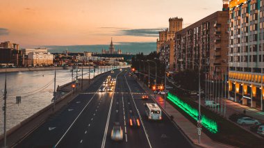 Gece trafiği hızlandırılmış fotoğrafçılık, şehir manzarası.