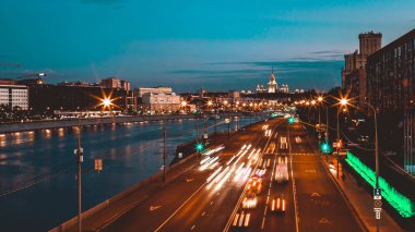 Gece trafiği hızlandırılmış fotoğrafçılık, şehir manzarası.