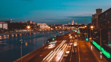 Gece trafiği hızlandırılmış fotoğrafçılık, şehir manzarası.