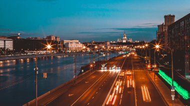 Gece trafiği hızlandırılmış fotoğrafçılık, şehir manzarası.