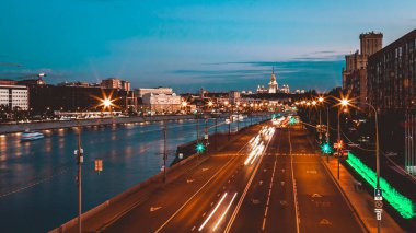 Gece trafiği hızlandırılmış fotoğrafçılık, şehir manzarası.