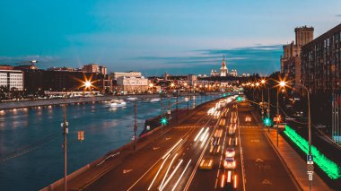 Gece trafiği hızlandırılmış fotoğrafçılık, şehir manzarası.