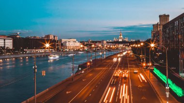Gece trafiği hızlandırılmış fotoğrafçılık, şehir manzarası.