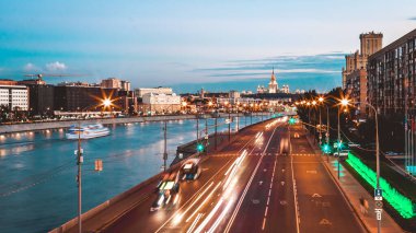 Gece trafiği hızlandırılmış fotoğrafçılık, şehir manzarası.