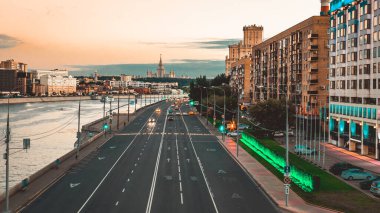 Gece trafiği hızlandırılmış fotoğrafçılık, şehir manzarası.