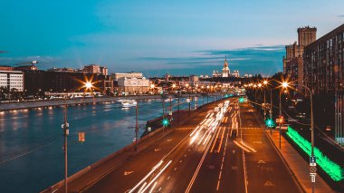 Gece trafiği hızlandırılmış fotoğrafçılık, şehir manzarası.