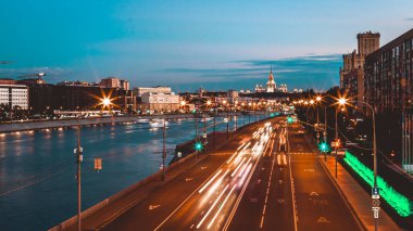 Gece trafiği hızlandırılmış fotoğrafçılık, şehir manzarası.
