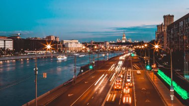Gece trafiği hızlandırılmış fotoğrafçılık, şehir manzarası.