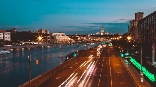 Gece trafiği hızlandırılmış fotoğrafçılık, şehir manzarası.