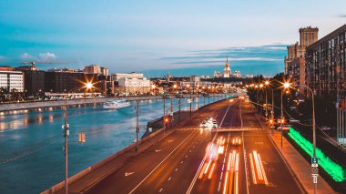 Gece trafiği hızlandırılmış fotoğrafçılık, şehir manzarası.