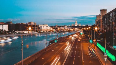 Gece trafiği hızlandırılmış fotoğrafçılık, şehir manzarası.