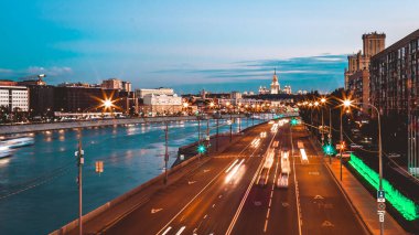 Gece trafiği hızlandırılmış fotoğrafçılık, şehir manzarası.