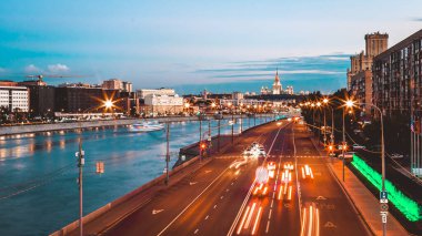 Gece trafiği hızlandırılmış fotoğrafçılık, şehir manzarası.