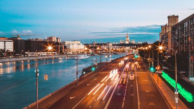 Gece trafiği hızlandırılmış fotoğrafçılık, şehir manzarası.