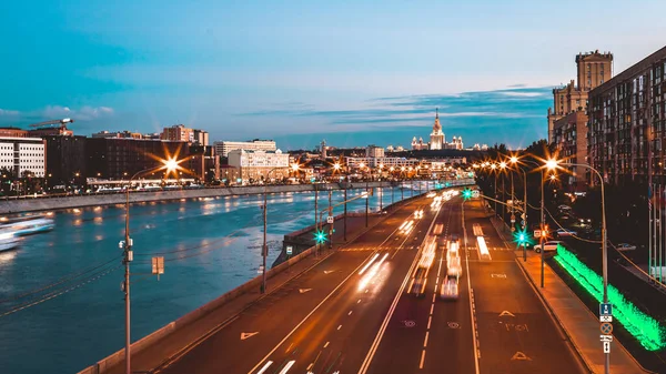 Gece trafiği hızlandırılmış fotoğrafçılık, şehir manzarası.