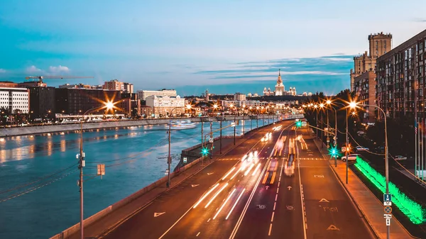Gece trafiği hızlandırılmış fotoğrafçılık, şehir manzarası.