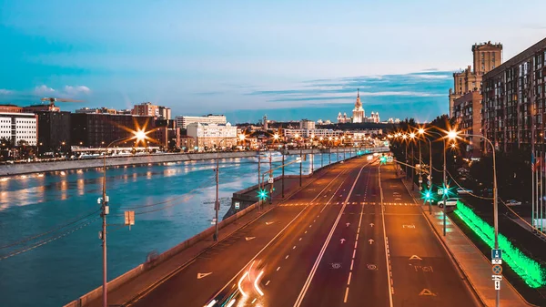 Gece trafiği hızlandırılmış fotoğrafçılık, şehir manzarası.