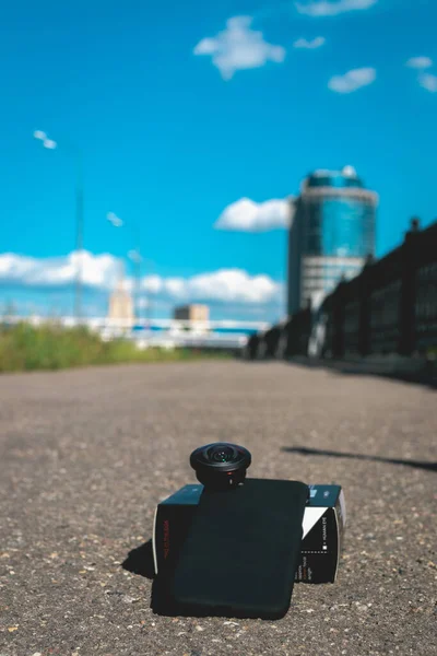 超高層ビルの背景にスマートフォン。株式会社イメージ. — ストック写真
