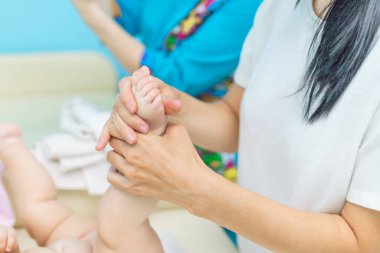 Bebek masajı, yakın çekim. Çocuk masajı, yeni doğan.