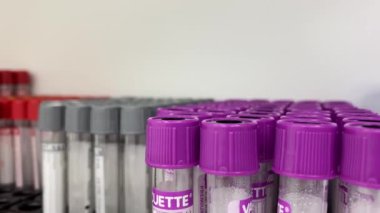 MOSCOW, Rusya - 10 Eylül 2020: boş vakum kan bağışı tüpleri.