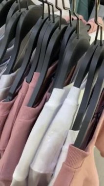 MOSCOW, Rusya - 12 Eylül 2020: ZARA mağazasında kadın elbiseli askılar.