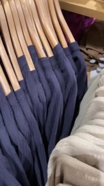 MOSCOW, Rusya - 12 Eylül 2020: ZARA mağazasında kadın elbiseli askılar.