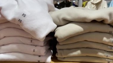 Alışveriş merkezinde kadın kıyafetleri. Moda mağazası.