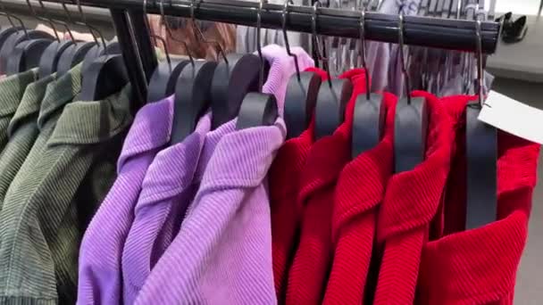 MOSCOW, RUSSIA - SEPTEMBER 12, 2020: ZARA 상점에서 여자 옷을 입은 옷걸이. — 비디오