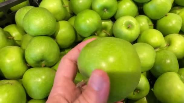 Male hand chooses green apples at local farm market. Organic fruit market. — Stock Video